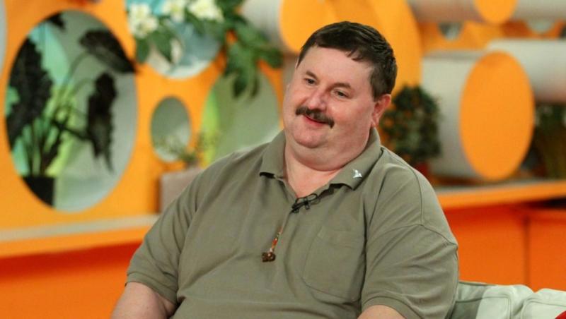 Kovács Kovi István hétvégente különleges előadásokkal szórakoztatja közönségét, ahol a felnőtt filmek világának izgalmas történeteit osztja meg. Az események során nemcsak szórakoztat, hanem betekintést is nyújt a kulisszák mögé, így a résztvevők egy egés