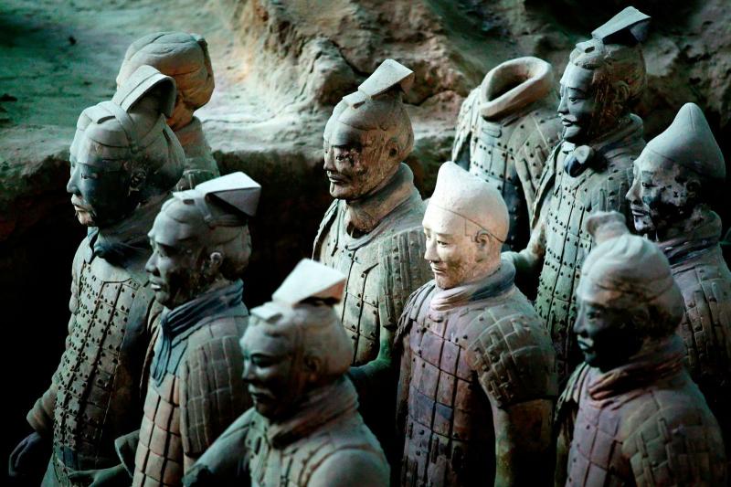 A mesterséges intelligencia mostantól a kínai agyaghadsereg irányítását is átvette, és az általa felfedezett titkok képesek megrengetni a világot.