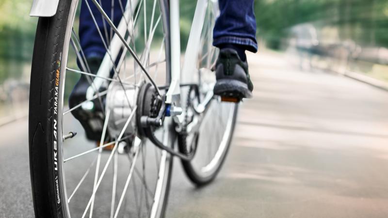 A kormány elkötelezett amellett, hogy új kerékpárutak és biciklitárolók létesítésével támogassa a kerékpározást, ezzel is ösztönözve a fenntartható közlekedést.