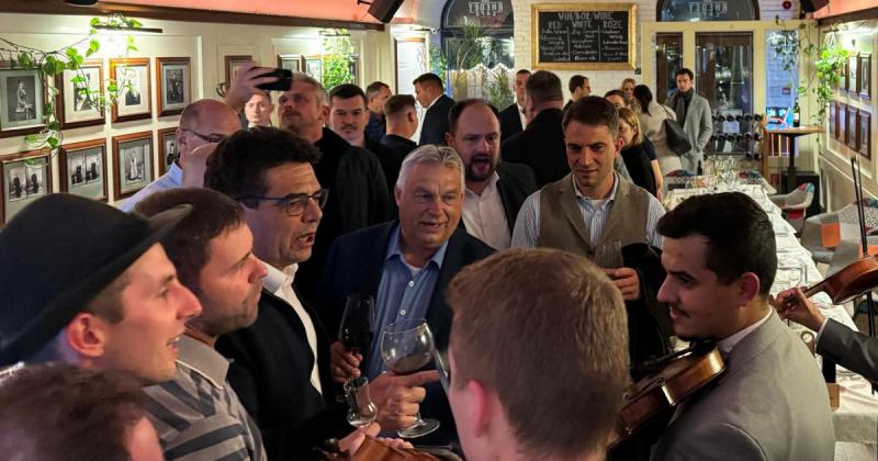 Orbán Viktor dalra fakadt, miközben egy pohár vörösborral köszöntötte Krasznahorkai Lászlót, a magyar irodalom jeles képviselőjét. Az este hangulata tele volt emlékezetes pillanatokkal, ahogy a bor mély színe és íze is hozzájárult a beszélgetés szívélyess