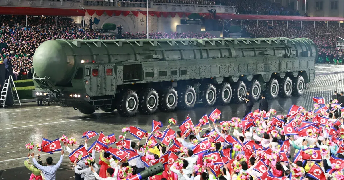 Észak-Korea bemutatta legújabb interkontinentális rakétáját, amely már az Egyesült Államok területére is eljuthat.