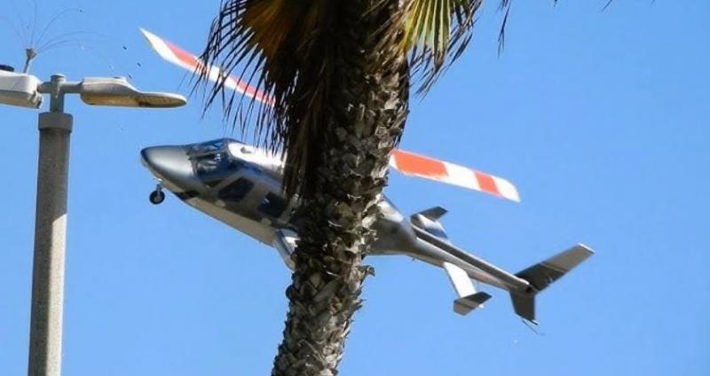 Kalifornia partjainál, a napfényes strand közelében egy helikopter váratlanul a pálmafák közé zuhant – a balesetet videóra is vették.