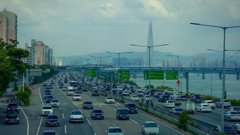 Az autópálya hatása az elektromos autók hatótávolságára meglepően jelentős lehet. Az állandó, nagy sebességű haladás, a szélellenállás és a gyorsítás miatt a hatótávolság drasztikusan csökkenhet. Érdemes figyelembe venni, hogy egy hosszú, egyenes úton val