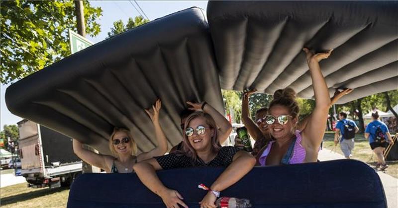 Így veszett el a Sziget fesztivál megmentésének lehetősége

A Sziget fesztivál, amely évről évre számos látogatót vonz, nem csupán a zene és a művészetek ünnepe, hanem a közösségi élmények és a szabad szellem szimbóluma is. Azonban legutóbbi évei során ko