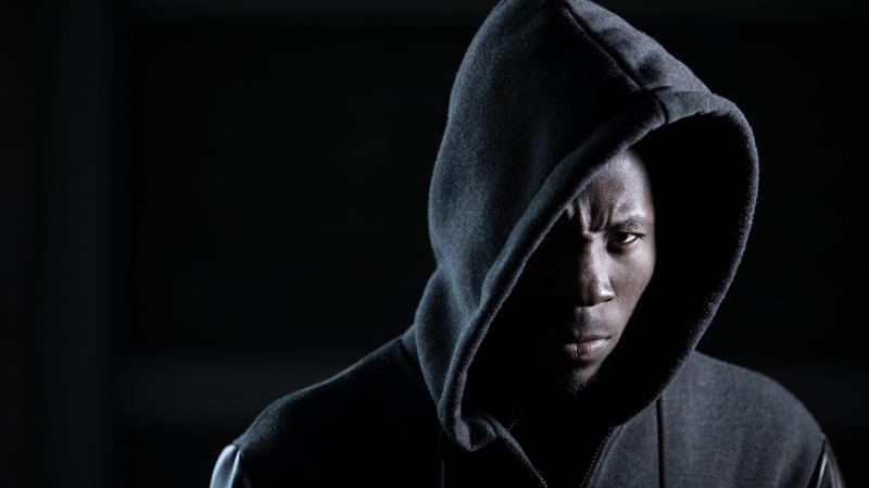 Egy afroamerikai fiú kezében egy fegyvernek tűnő tárgyat azonosított az MI, de valójában csupán egy zacskó chips lapult nála.