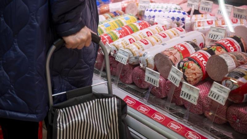 A kormány döntése értelmében az árrésstopot 2026-ig kiterjesztették és meghosszabbították - számolt be róla a Pénzcentrum.