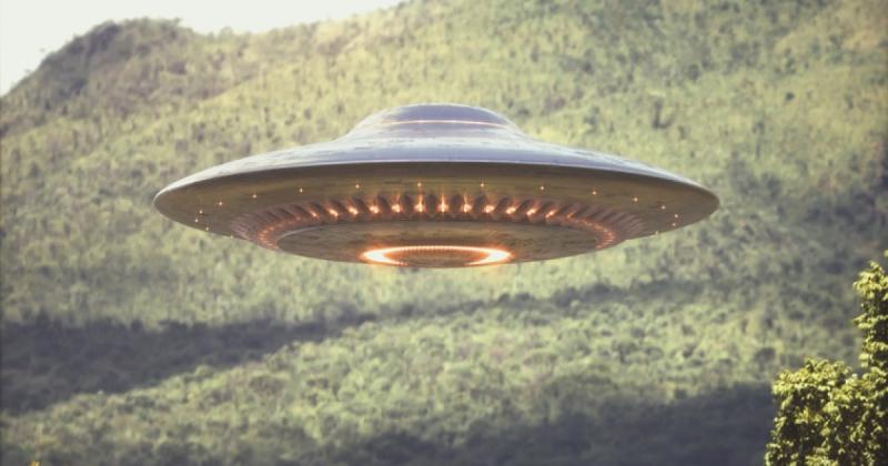 Több száz szemtanú figyelte meg a hatalmas UFO-t, amely a föld felett lebegett, és megdöbbentő módon a Biblia legmegrázóbb eseményeire emlékeztetett.