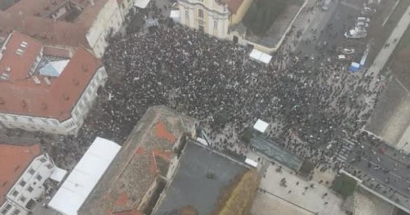 Deák Dániel: Szellősen helyezkedtek el a résztvevők Magyar Péter rendezvényén Győrben.