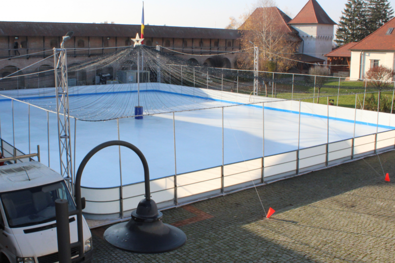 Megnyitotta kapuit a marosvásárhelyi várban kialakított varázslatos jégpálya!