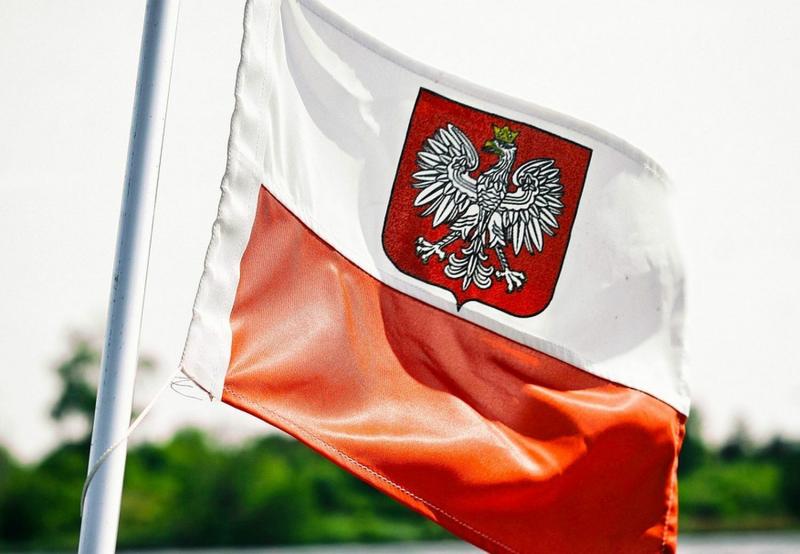 Lengyelországban hatalmas felháborodást keltett a hír, miszerint második világháborús áldozatokhoz kapcsolódó tárgyakat terveznek árverezni. Az esemény széleskörű vitákat generált, mivel sokan méltánytalannak tartják, hogy ilyen érzékeny és tragikus múltb